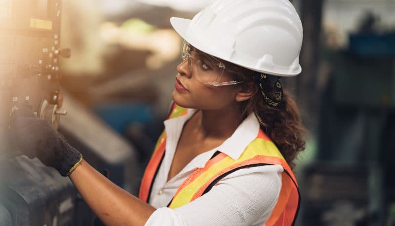 Indústria do alumínio quer elevar a contratação de talentos femininos