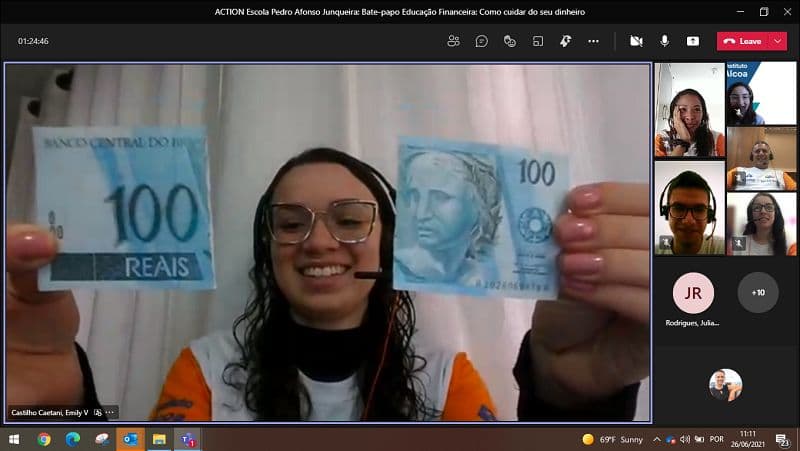 Voluntários da Alcoa realizam ação comunitária em Poços de Caldas (MG)