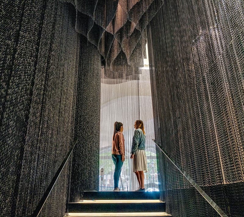 Cortina de alumínio assinada por Kengo Kuma é destaque em Barcelona