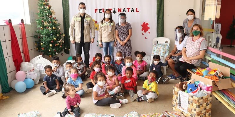 Ação de Natal da Alcoa beneficia crianças de Poços de Caldas (MG)