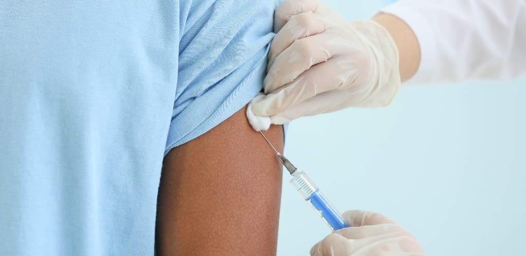 Coronavac, liberada para crianças e adolescentes, leva alumínio para ser mais eficiente