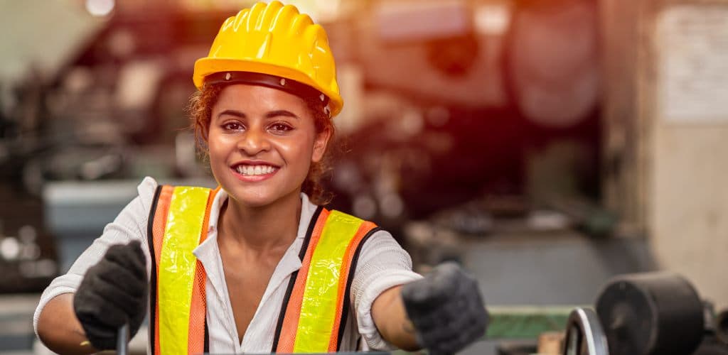 Indústria do alumínio incentiva a presença feminina no “chão de fábrica”