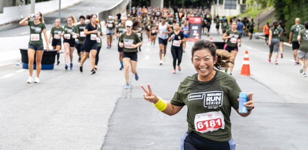 Corrida de rua adota água na lata de alumínio para hidratação dos participantes