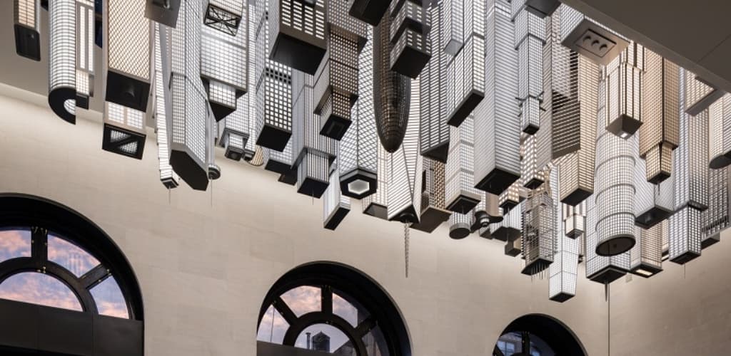 Instalação de arte em Nova York traz 100 modelos de prédios de alumínio