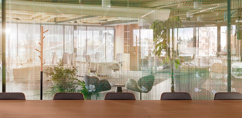 Empresa espanhola de design cria ambientes com correntes de alumínio