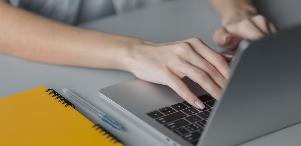 Calendário de cursos e webinars da ABAL para outubro: aperfeiçoamento para profissionais do setor