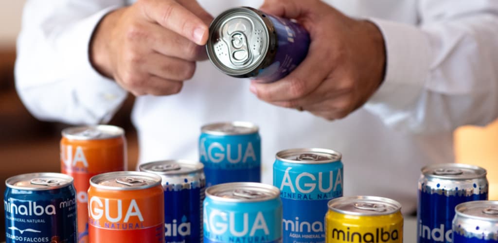 Minalba coloca texto em braille em 100% das suas latas de alumínio de água mineral