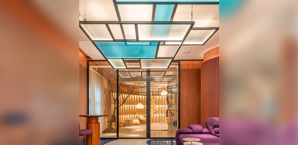 Bar Caracol na Casa Cor São Paulo traz leveza e modernidade com uso do alumínio