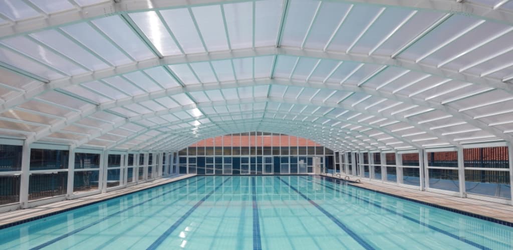 Piscina de centro esportivo tem cobertura retrátil de alumínio