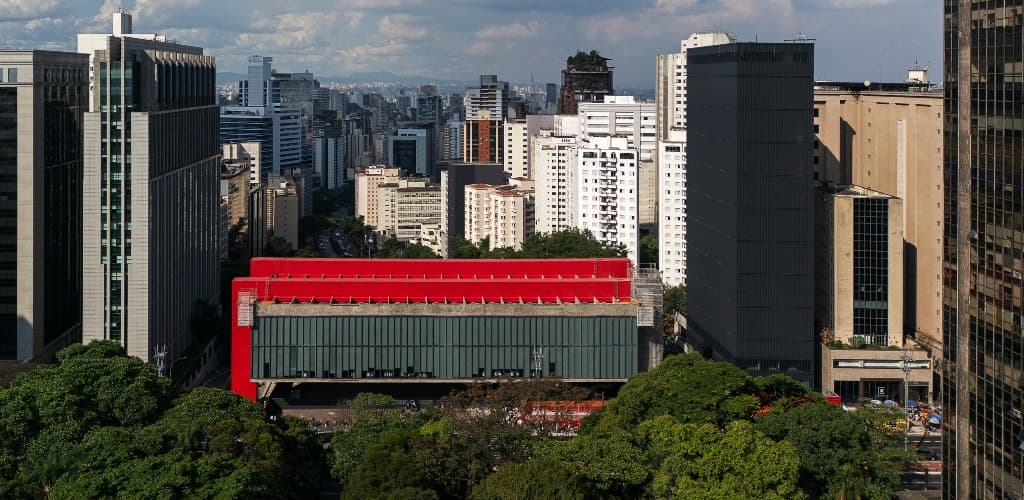 Masp conclui novo edifício com fachada de alumínio