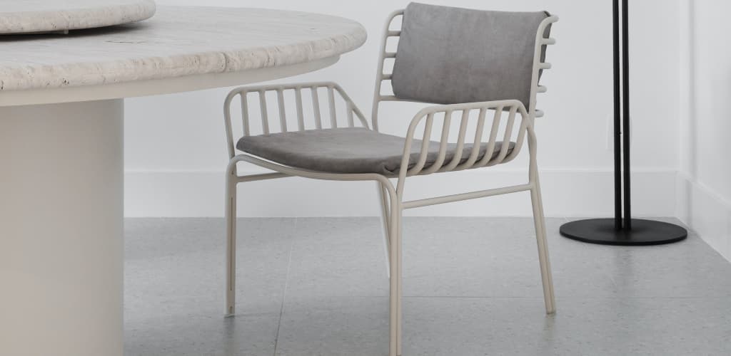 Pátio Brasil lança cadeira de alumínio com toque escultural