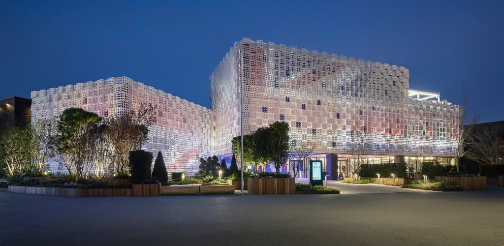 Fachada de alumínio do Pavilhão do Reino Unido em exposição japonesa une passado e futuro