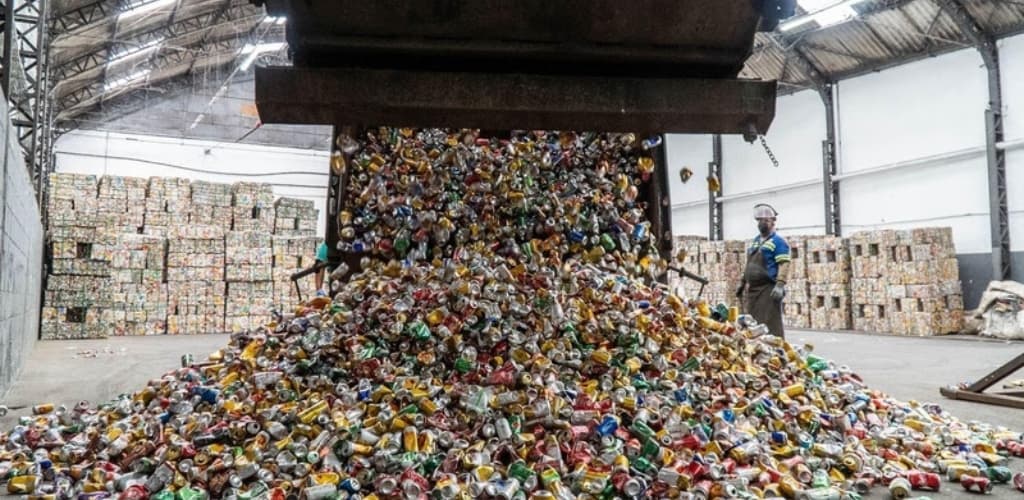 Novelis recicla 550 t de latas de alumínio