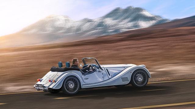 À moda antiga, mas com material moderno: Morgan usa chassi de alumínio