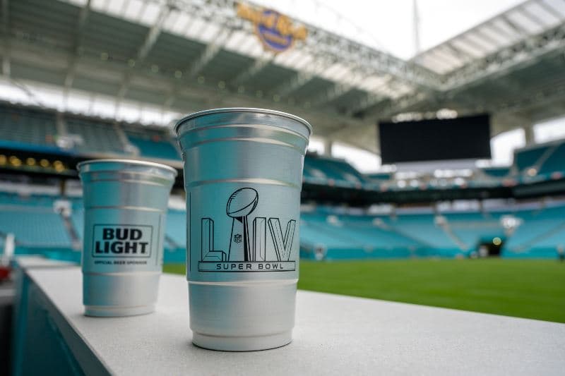 Copos de alumínio reciclado serão distribuídos no Super Bowl