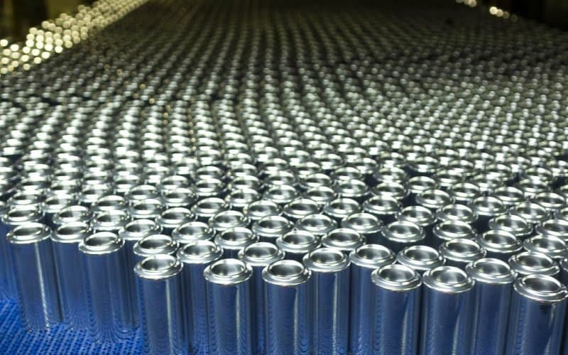 Indústria de latas de alumínio trabalha para manter abastecimento durante pandemia