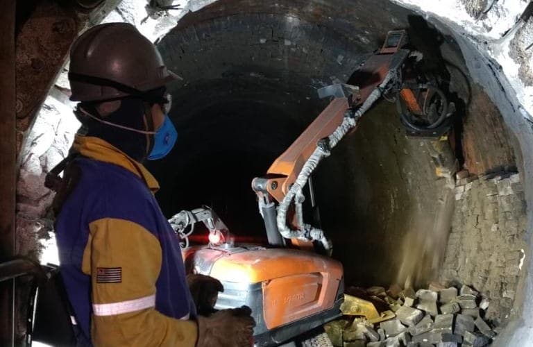 Robôs proporcionam segurança e produtividade na demolição e limpeza de fornos