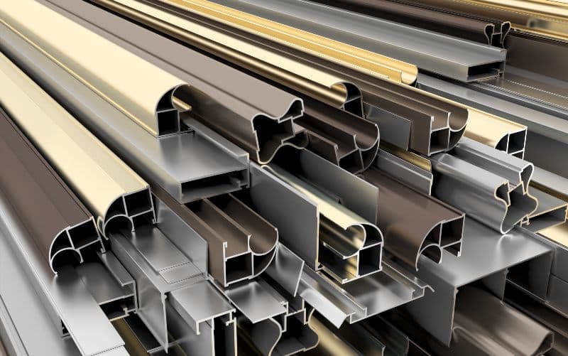 Dólar impacta o preço do alumínio, diz presidente-executivo da ABAL em evento de perfis