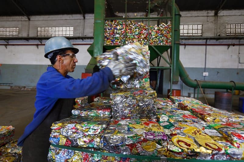 Reciclagem do alumínio no Brasil vai muito além das latinhas