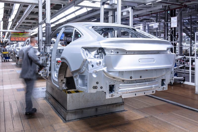 O papel do alumínio para a redução da pegada de carbono na indústria automobilística