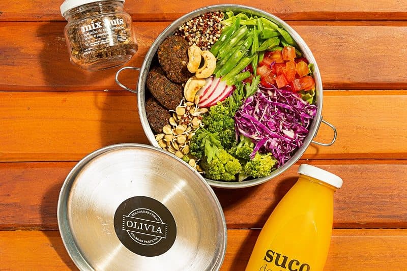 Olivia Saladas entrega pedidos em marmitas de alumínio e incentiva o reuso