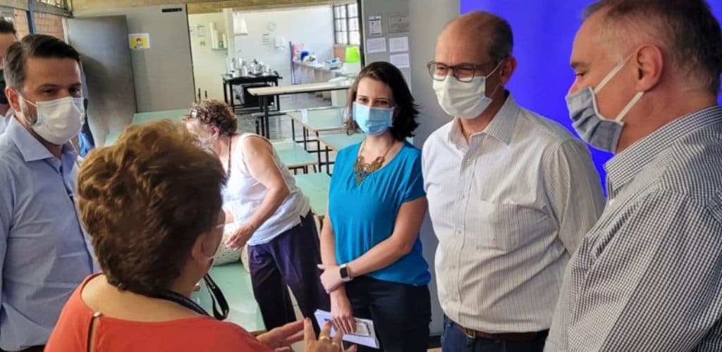 Presidente da Alcoa Brasil visita escola beneficiada por programa educativo