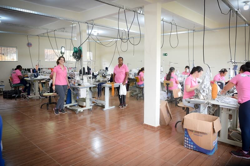 CBA comemora resultados da parceria que gera renda para costureiras em MG