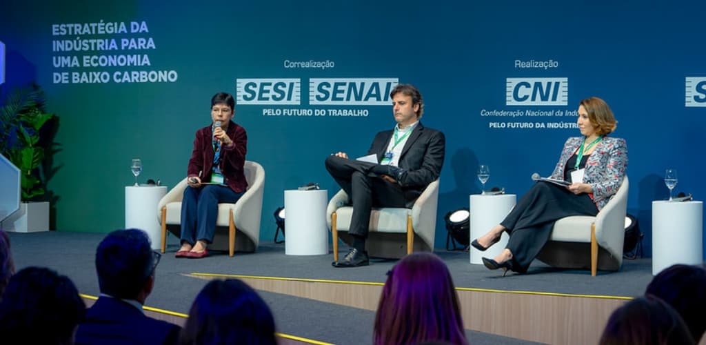 Presidente-executiva da ABAL media debate sobre estratégias de economia de baixo carbono em evento da CNI