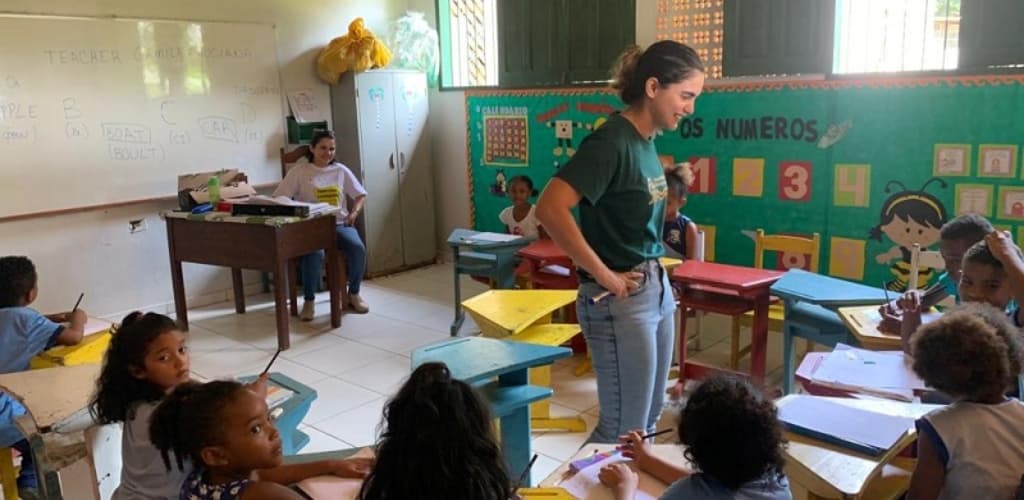 Voluntários da MRN ensinam inglês para crianças quilombolas no Pará