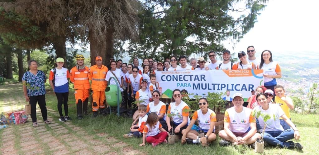 Voluntários da Alcoa promovem ação social em cartão postal de Poços de Caldas (MG)