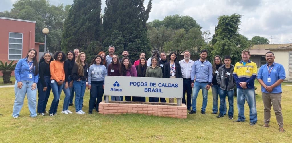Estudantes do Instituto Federal visitam Alcoa Poços de Caldas