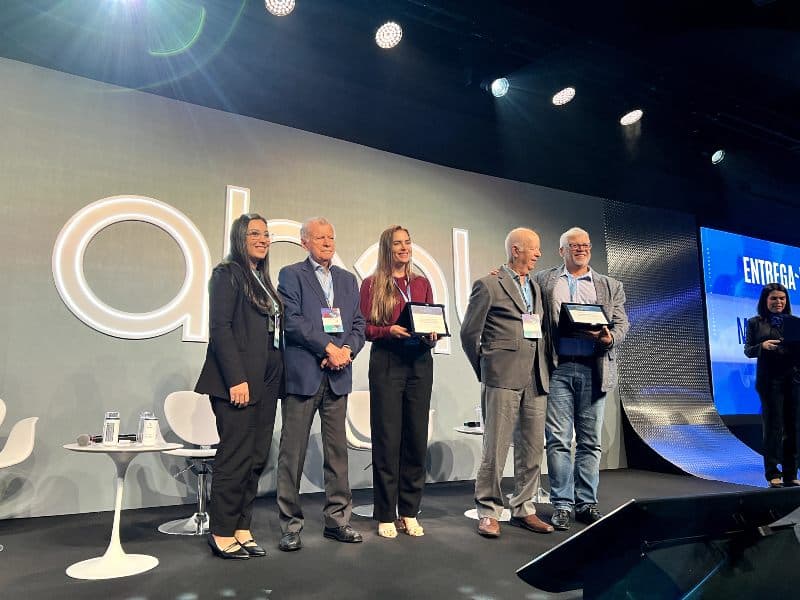 Pesquisadores e profissionais do setor de alumínio são premiados durante o 9º Congresso Internacional