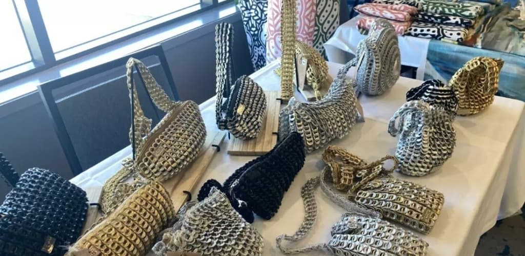 Empreendedora colombiana transforma alumínio reciclado em acessórios estilosos