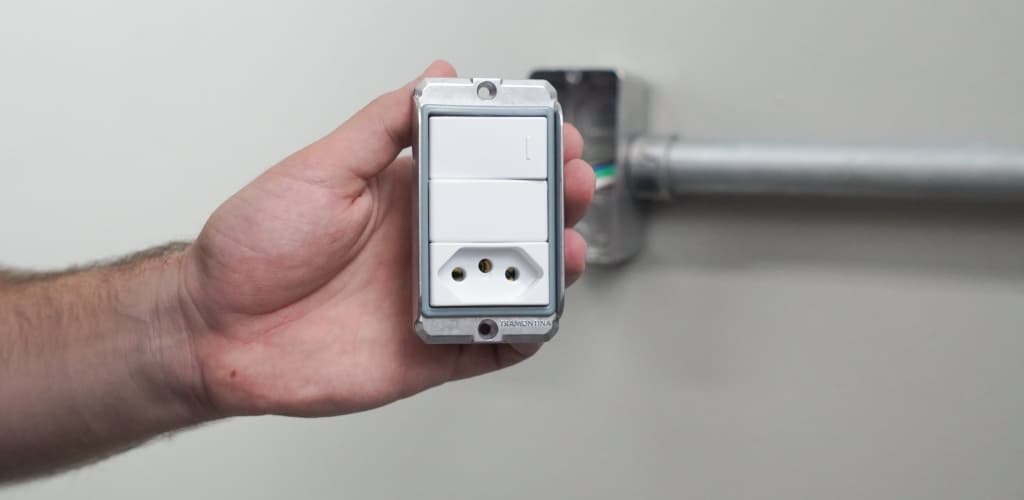 Tramontina inova com tampas triplas para conduletes de alumínio