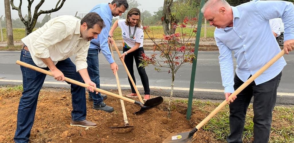 Alcoa celebra aniversário de Poços de Caldas com o plantio de oitenta árvores