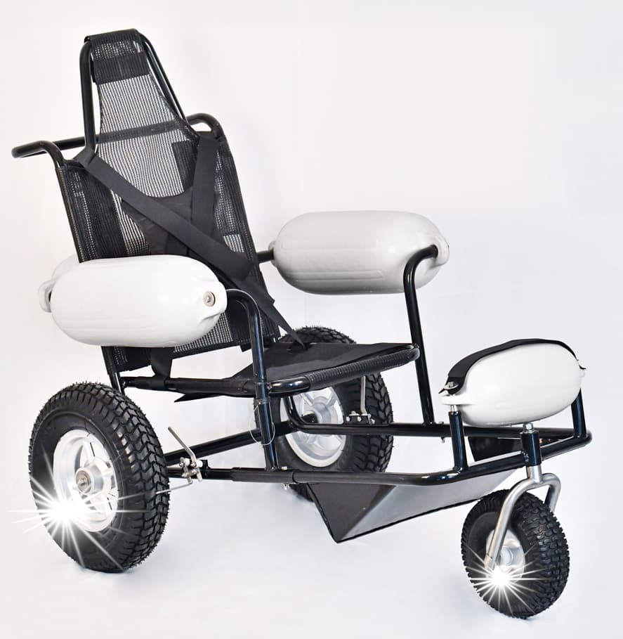 Cadeira de rodas de alumínio garante acesso ao mar a pessoas com deficiência