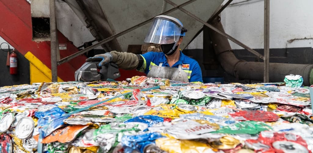 Novelis recicla 20 bilhões de latas e outras sucatas