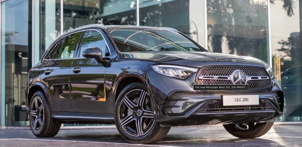 SUV de luxo Mercedes-Benz GLC 200 4MATIC possui detalhes de alumínio